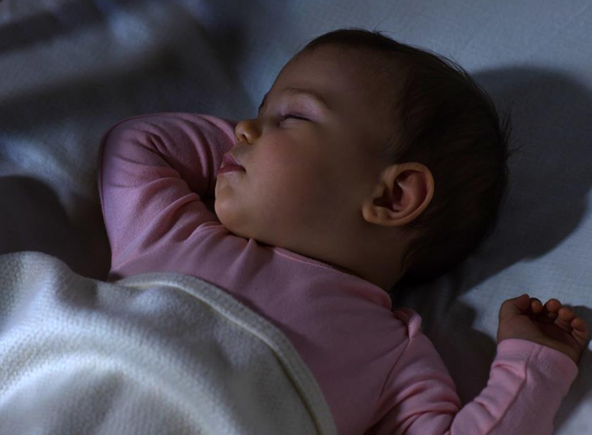 طفل ينام بالليل ويستيقظ بالنهار دكتور اشرف عزاز اخصائي الاطفال