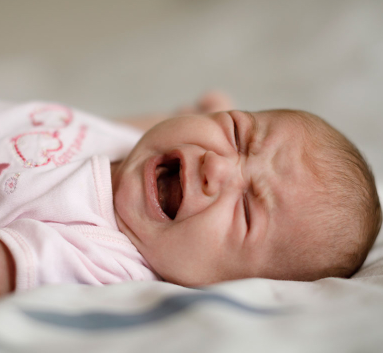 كيف اساعد طفلي على النوم د. اشرف عزاز اخصائي طب الاطفال الكويت